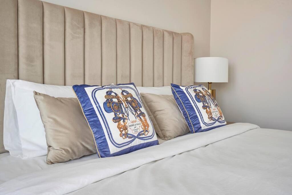 Appartamento Larbi Breathtaking Burj And Fountain View Luxurious 2 Bed Dubai Esterno foto